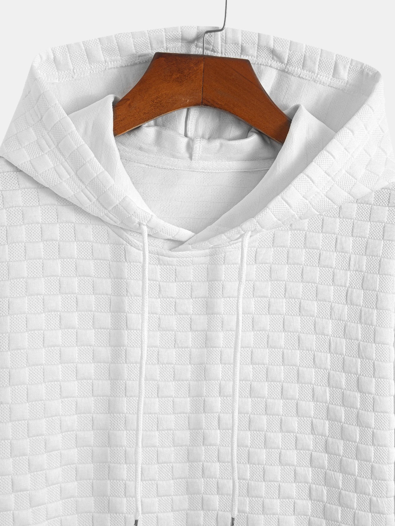 T-shirt con cappuccio in jacquard a scacchiera e orlo ad arco