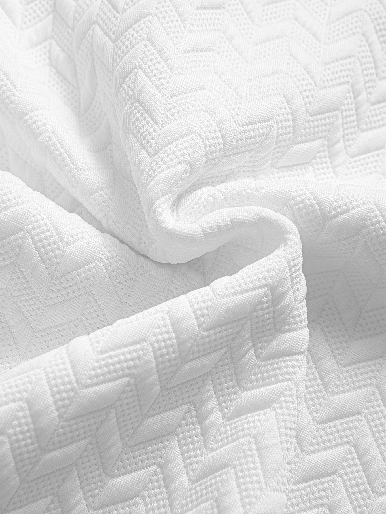 T-shirt con orlo ad arco e trama jacquard