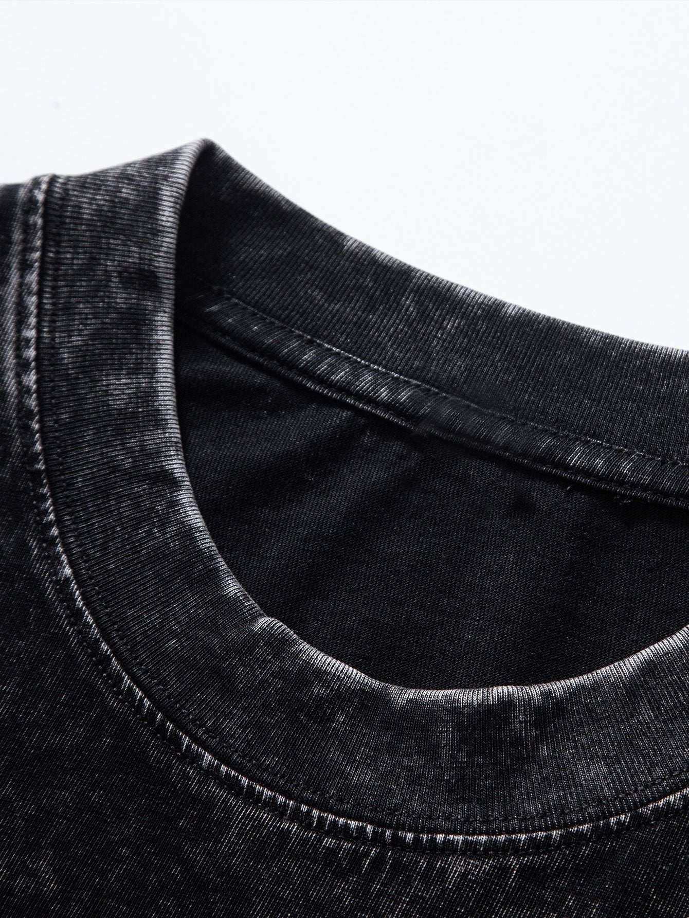 T-shirt casual oversize con spalle scese e effetto used