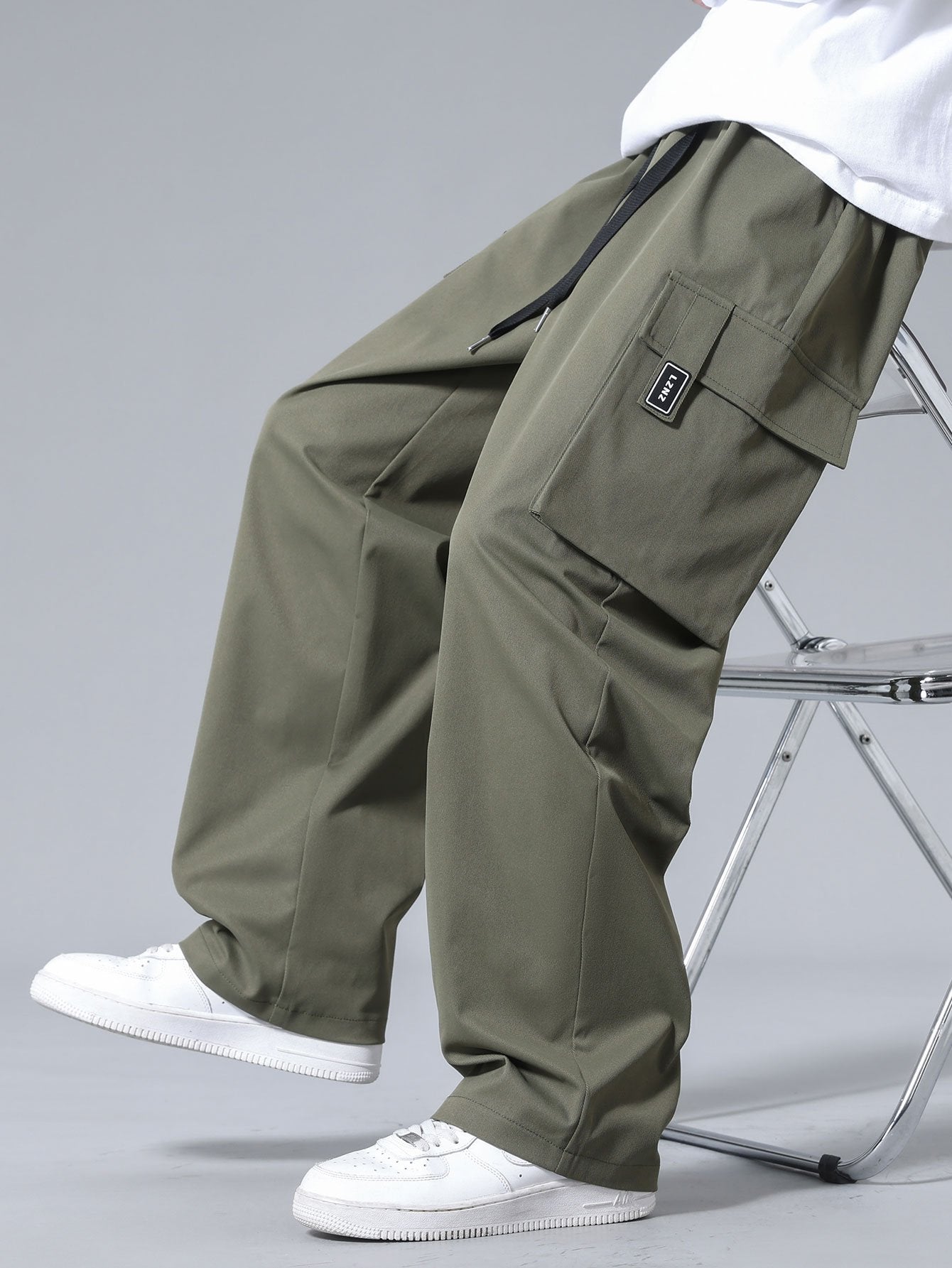 Pantaloni cargo con vita regolabile