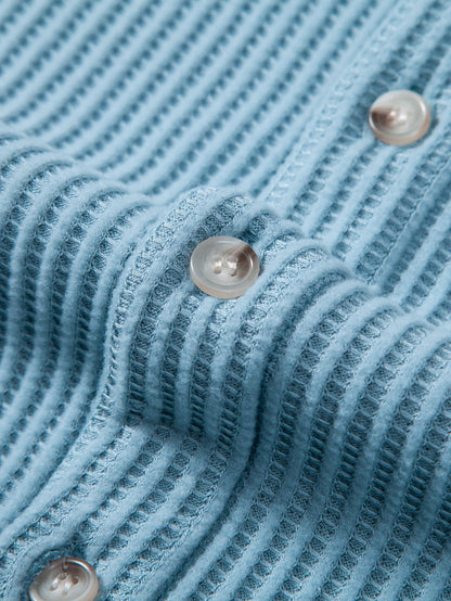 Set aus Waffelstrickhemd mit Knopfleiste und Waffelshorts mit Kordelzug